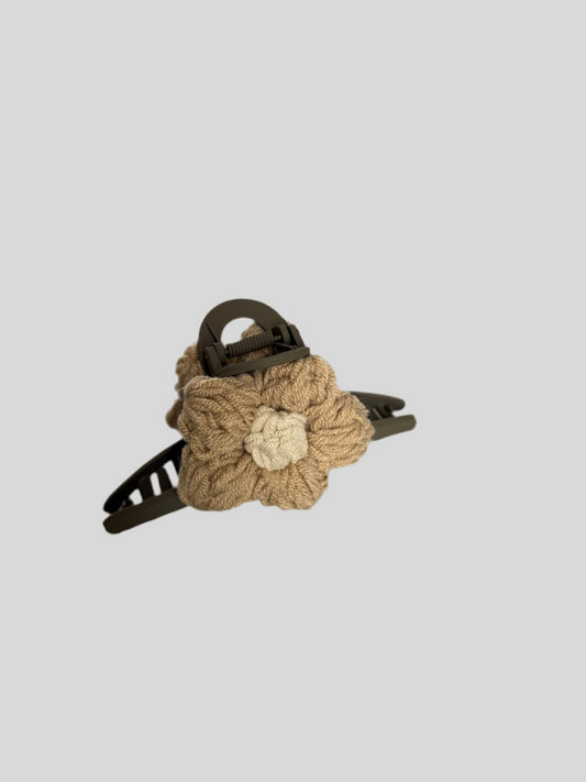 Crochet bloom claw clip *tan*